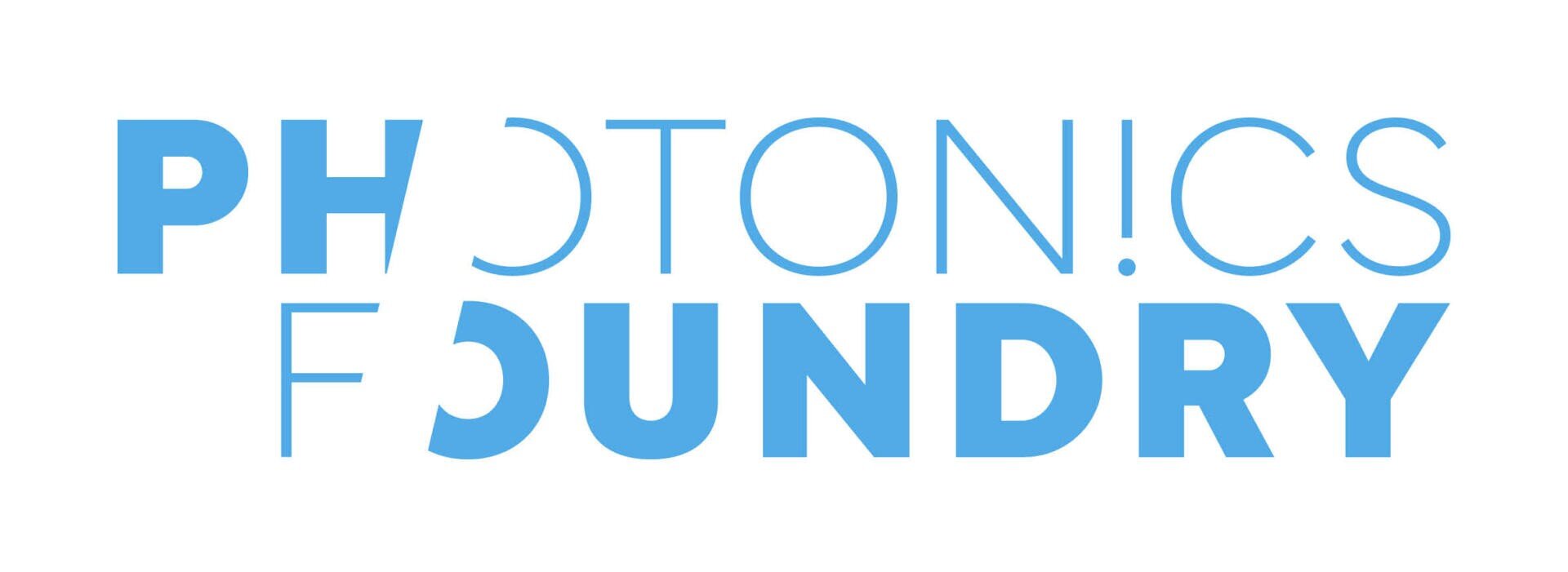 Das Logo hat den blauen Text „PHOTONICS FOUNDRY“ und einige Buchstaben haben stilisierte Ausschnitte, wie etwa das O in PHOTONICS und das O in FOUNDRY, was ihm ein modernes, kreatives Aussehen verleiht.