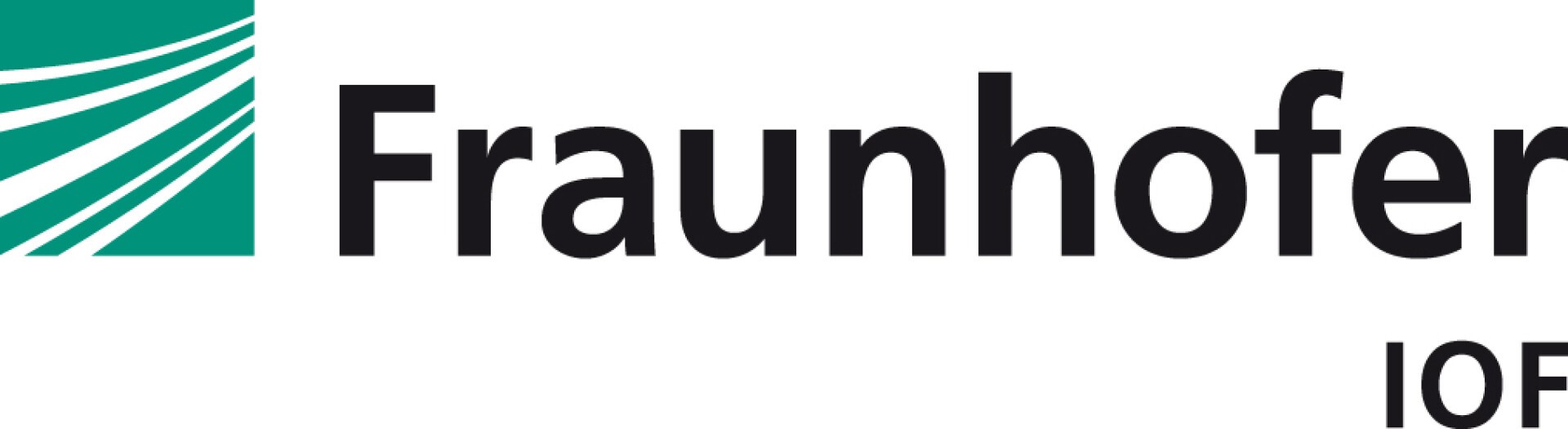 Das Logo des Fraunhofer IOF besteht aus einem grünen Quadrat mit weißen diagonalen Linien auf der linken Seite und dem Text Fraunhofer IOF in fetten schwarzen Buchstaben auf der rechten Seite.