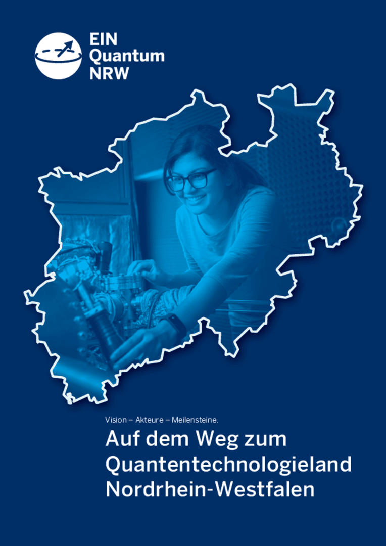 Eine Frau arbeitet mit wissenschaftlichen Geräten, über denen eine Übersichtskarte von Nordrhein-Westfalen liegt; ein Text wirbt im Rahmen der Initiative EIN Quantum NRW für die Region als führendes Land in der Quantentechnologie.