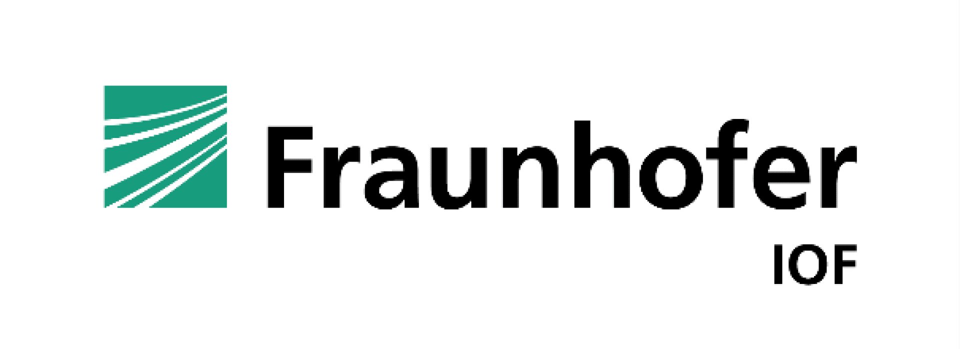 Logo des Fraunhofer IOF mit einem grünen Quadrat mit weißen geschwungenen Linien auf der linken Seite und dem Schriftzug „Fraunhofer IOF“ in fetter schwarzer Schrift auf der rechten Seite.