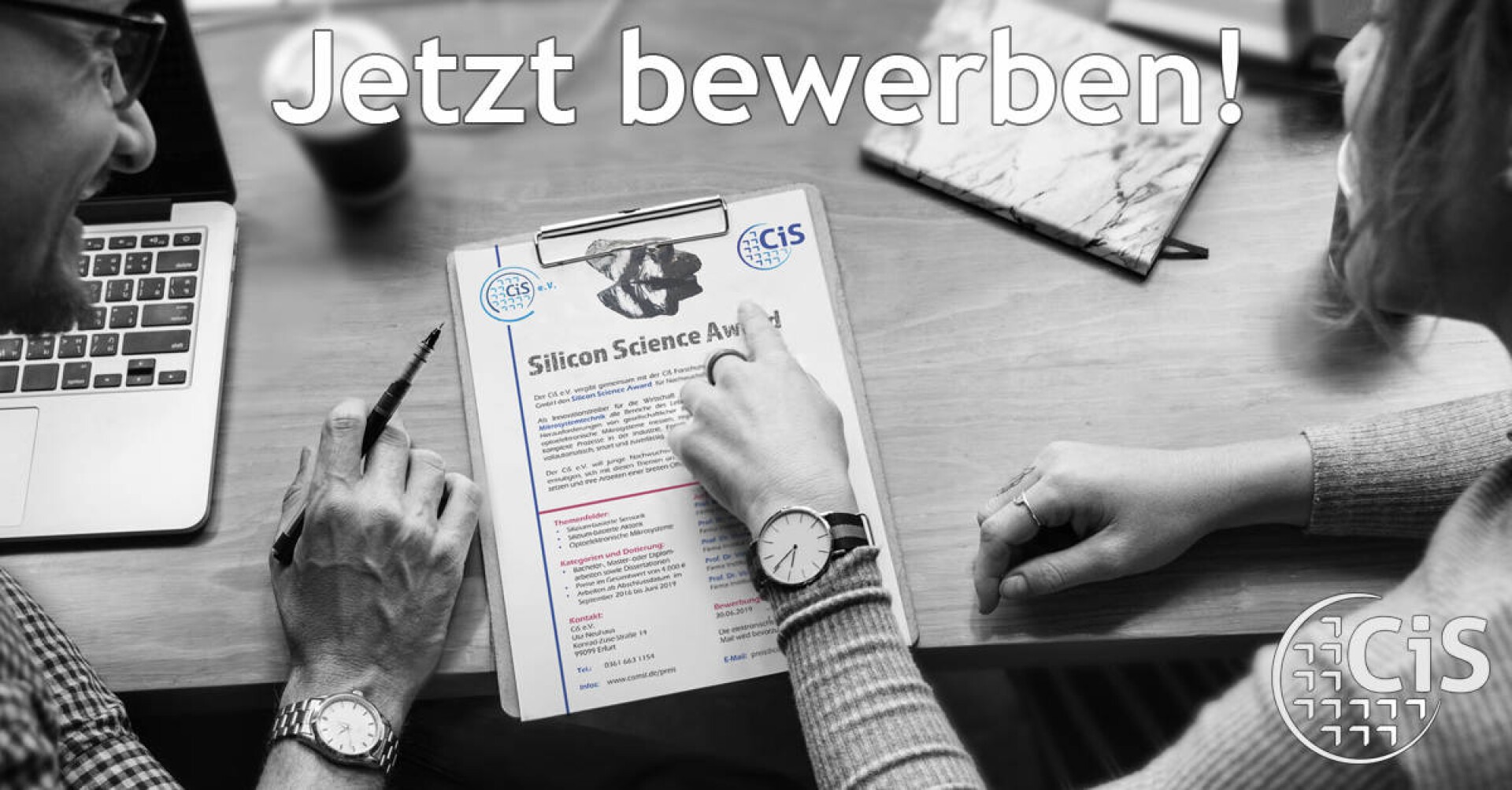 Two people sit at a table, one holding a clipboard with a document titled Silicon Science Award. The German text Jetzt bewerben! (Apply now!) is displayed above, and a CiS logo is in the bottom right corner.