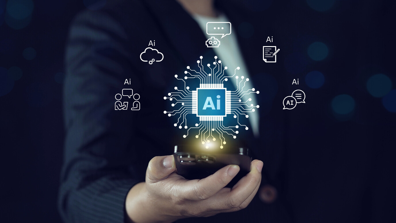 Ein Mensch hält ein Smartphone, aus dem eine zentrale AI-Schaltkreis-Grafik hervorgeht, umgeben von Symbolen für verschiedene Anwendungsbereiche künstlicher Intelligenz wie Chat, Cloud, Schreiben und Kommunikation.