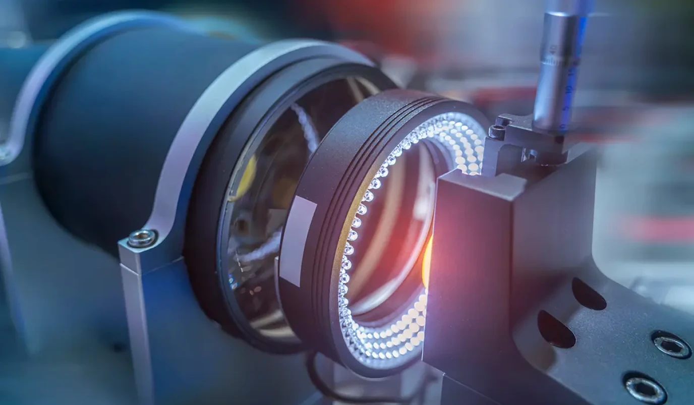 Ein hochpräzises optisches Messsystem mit LED-Ringbeleuchtung und Sensorik erfasst ein Bauteil zur Qualitätskontrolle oder Analyse.
